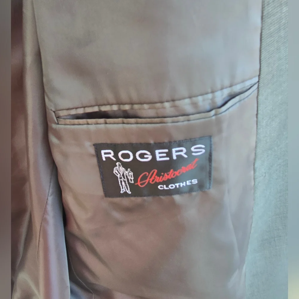 Roger's Aristocrat 86% Wool Vintage Men Blazer.  Measurements are in Pictures.